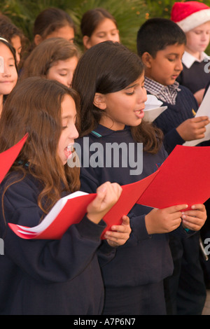 La scuola dei bambini a cantare in coro scolastico Foto Stock