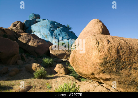 Sassi Dipinti (lavoro di artista belga Jean Veran), Aguerd Oudad, nr Tafraoute, Anti Atlas, Marocco Foto Stock