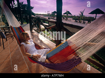 Donna in amaca, l'isola di Holbox, Cancun Yucatan, Messico Foto Stock