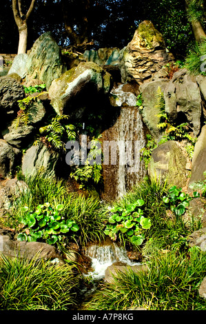 Tokyo al Giardino Est del Palazzo Imperiale Kokyo Higashi Gyoen cascata Foto Stock