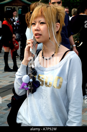 Harajuku Teen hipsters cosu purei vestito in costume espressione di esuberanza giovanile cellulare telefono cellulare Tokyo donne giovani Foto Stock