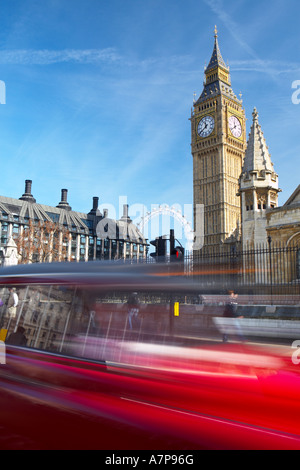 Taxi velocizzando il passato Big Ben a Piazza del Parlamento SW1 nella città di Londra Inghilterra Regno Unito 16 03 2007 Foto Stock