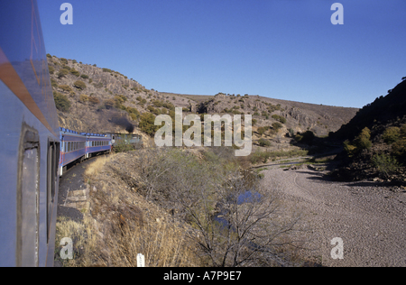 Chihuahua al Pacifico treno nel Canyon di rame tra la cantra e mazatlan, Messico Foto Stock