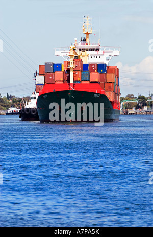 Industria di spedizione / una nave portacontainer arriva nel porto di Melbourne' Melbourne Victoria Australia. Foto Stock