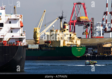 Industria di spedizione / carichi alla rinfusa le navi nel porto di Melbourne' Melbourne Victoria Australia. Foto Stock