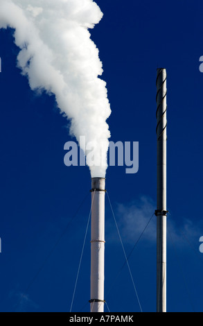 Inquinamento industriale / di un fumaiolo fuoriesce fumo nell'aria.Melbourne Victoria Australia. Foto Stock