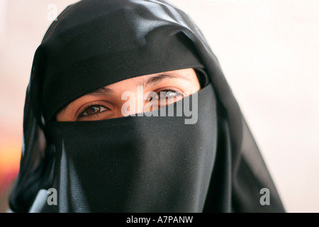 La donna che indossa il Abbeya/Hijab, old Sanaa, Yemen Foto Stock