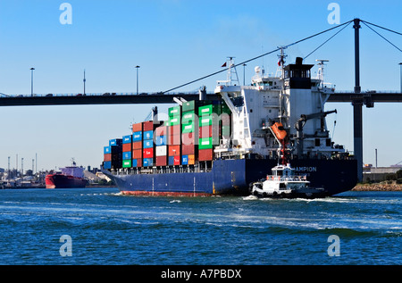 Industria di spedizione / una nave portacontainer è in entrata.Il Porto di Melbourne in Australia. Foto Stock