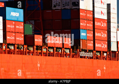 Industria di spedizione / Spedizione contenitori impilati sul ponte di una nave portacontainer."Porto di Melbourne' Australia. Foto Stock