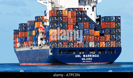 Industria di spedizione / una nave portacontainer impilati con contenitori di vele in uscita."Porto di Melbourne' Australia. Foto Stock