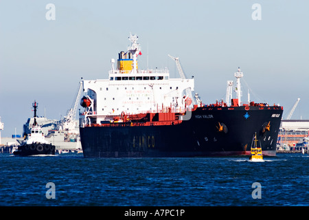 Industria di spedizione / petroliera di petrolio e un rimorchiatore a traino in assist.Porto di Melbourne in Australia. Foto Stock