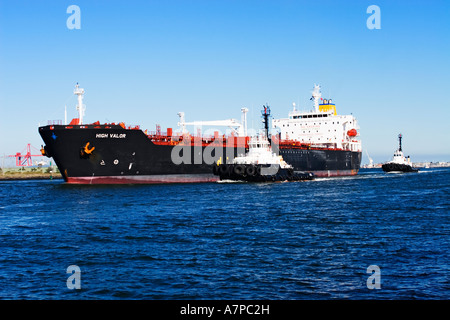 Industria di spedizione / petroliera di petrolio e rimorchiatori in assist.Porto di Melbourne in Australia. Foto Stock