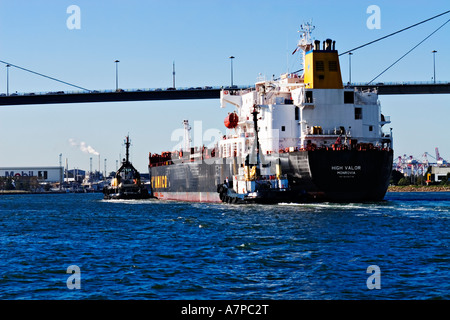 Industria di spedizione / petroliera di petrolio e rimorchiatori in assist.Porto di Melbourne in Australia. Foto Stock