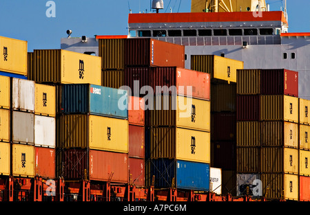 Industria di spedizione / Spedizione contenitori impilati alta sul ponte di prua di una nave portacontainer.Porto di Melbourne in Australia. Foto Stock