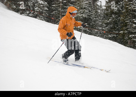 Femmina sciatore telemark su Snowmass Mountain, Aspen, Colorado. Foto Stock