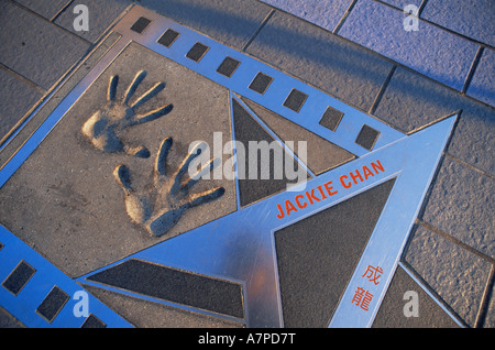 Cina, Hong Kong Kowloon, Tsim Sha Tsui, Viale delle Stelle, Jackie Chan Handprints Foto Stock