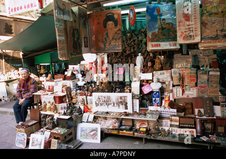 Cina, Hong Kong, Hollywood Road, bancarelle di antiquariato in Cat Street Foto Stock