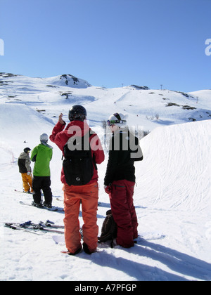 Vista generale di snowboarder e sciatori in fondo il kicker mostra impianti di risalita e innevamento a Hemsedal Norvegia a metà aprile Foto Stock