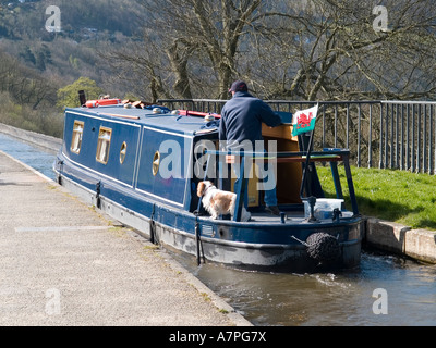 Un uomo manzi un turista blu stretta sulla barca per l'Acquedotto Pontcysyllte a Trevor Denbighshire Galles Foto Stock