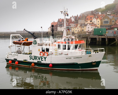 Piccolo sondaggio nave custode dell'acqua lavora nel porto di Whitby North Yorkshire Foto Stock