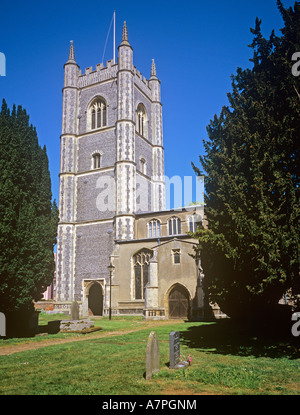 Cimitero e alta torre della chiesa di St Mary Dedham Essex stile perpendicolare Foto Stock