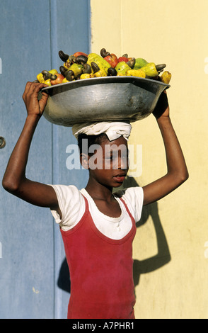 Il Brasile, Bahia, Cachoeira town, venditore di noci di acagiù Foto Stock