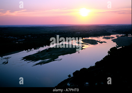 Francia, Maine et Loire, fiume Loira banche vicino villaggio Montsoreau (vista aerea) Foto Stock