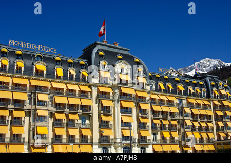 Le Montreux Palace Hotel Montreux e coperti di neve del picco Rochers de Naye (2042 m) Svizzera Foto Stock