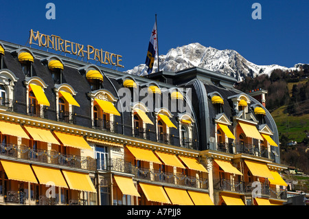 Le Montreux Palace Hotel Montreux e coperti di neve del picco Rochers de Naye (2042 m) Svizzera Foto Stock