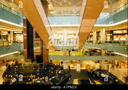 Interno di un centro commerciale per lo shopping di Sandton che mostra i livelli multipli e gli acquirenti guardando auto sul display sul livello più basso Sandton Foto Stock