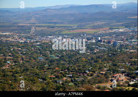 Centro città di Nelspruit e dei sobborghi circostanti con vista delle colline lontane della scarpata Mpumalanga Nelspruit Foto Stock