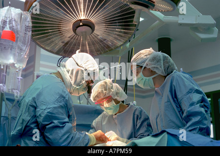 Il chirurgo esegue chirurgia cardiaca in Colorado USA Foto Stock