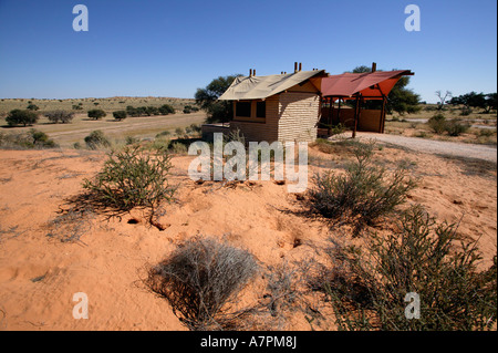 Tented alloggio nel Kalahari Tented Camp che si affaccia sul fiume Auob bed Kgalagadi Parco transfrontaliero Foto Stock