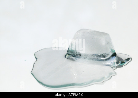 La fusione di cubetti di ghiaccio Foto Stock