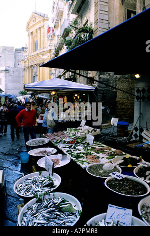 L'Italia, Campania, Napoli, un mercato in strada Foto Stock