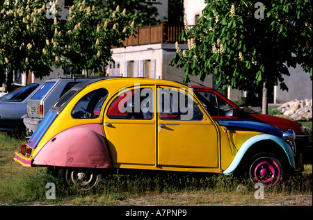 Francia, Hautes Alpes, Mount Dauphin, un vecchio deux Chevaux auto Foto Stock