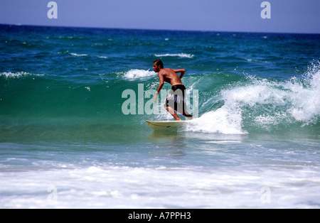 Francia, Landes, golfo di Guascogna, surfer a Capbreton beach Foto Stock