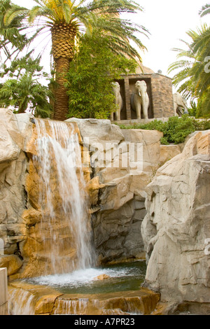 Mandalay Bay casinò e hotel in Las Vegas Nevada con l'oro chiazzata windows. Foto Stock