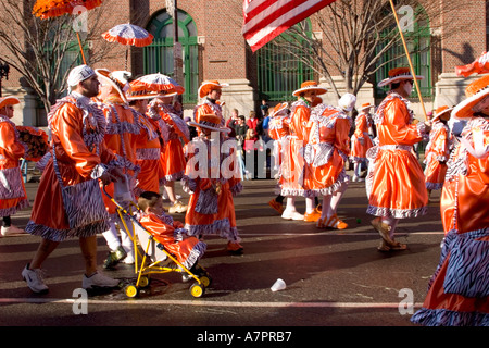 Il famoso Mummer's Parade a Filadelfia il primo giorno del nuovo anno 2005. I membri delle bande di stringa suonare gli strumenti come essi marzo. Foto Stock