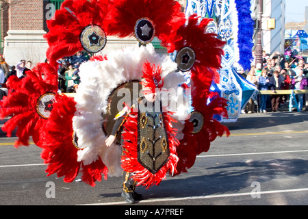 Il famoso Mummer's Parade a Philadelphia il giorno di Capodanno 2005 membri delle bande di stringa suonare gli strumenti come essi marzo. Foto Stock