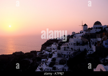 Grecia CICLADI, isola di Santorini, villaggio di Oia al tramonto Foto Stock