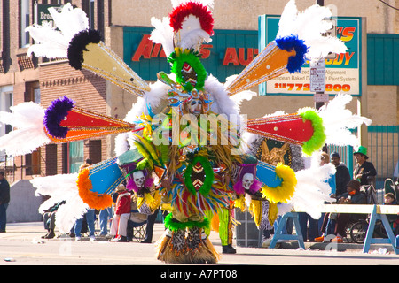 Il famoso Mummer s Parade di Filadelfia il giorno di Capodanno 2005 membri delle bande di stringa suonare gli strumenti come essi marzo. Foto Stock