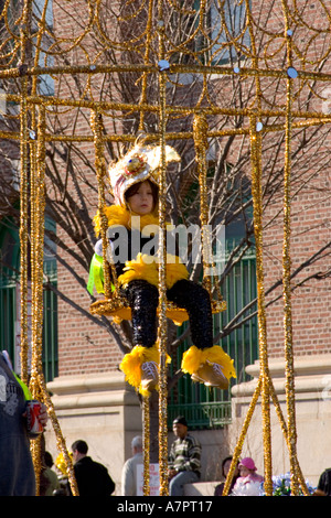 Il famoso Mummer s Parade di Filadelfia il giorno di Capodanno 2005 membri delle bande di stringa suonare gli strumenti come essi marzo. Foto Stock