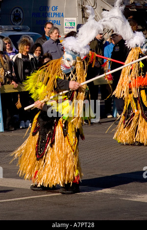 Il famoso Mummer s Parade a Filadelfia il nuovo anno s Day 2005 membri delle bande di stringa suonare gli strumenti come essi marzo Foto Stock