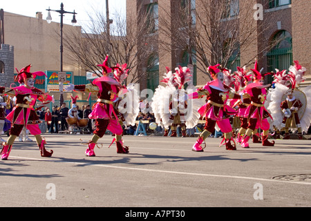 Il famoso Mummer s Parade a Filadelfia il nuovo anno s Day 2005 membri delle bande di stringa suonare gli strumenti come essi marzo Foto Stock