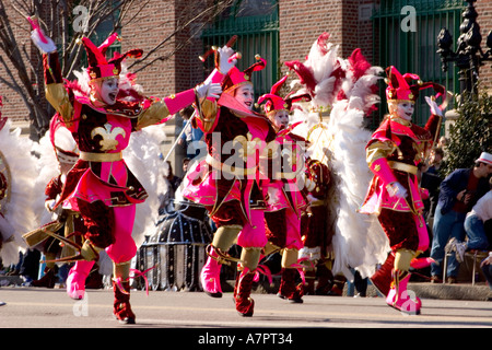 Il famoso Mummer s Parade a Filadelfia il nuovo anno s Day 2005 membri delle bande di stringa suonare gli strumenti come essi marzo Foto Stock