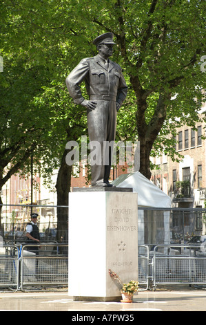 Dwight David Eisenhower 1890 1969 statua commemorativa al di fuori dell'Ambasciata statunitense a Londra Foto Stock