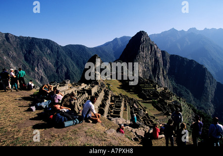 Il Perù, Dipartimento di Cuzco, Inca Sacred Valley, gli escursionisti sull'Inca percorso nella parte anteriore delle rovine Machu-Pichu Foto Stock