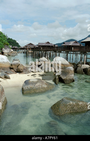 Massi di granito sulla spiaggia e mare ville di Pangkor Laut Resort. Pangkor Laut island, Malaysia. Foto Stock