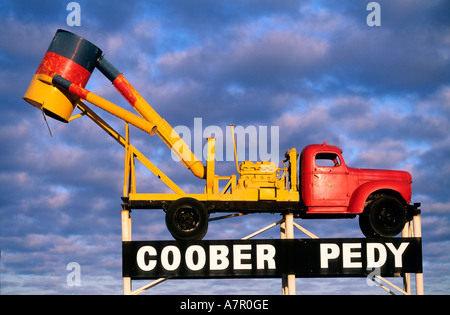 In Australia, in Sud Australia, Coober Pedy, il vecchio carrello segna l'entrata della città Foto Stock